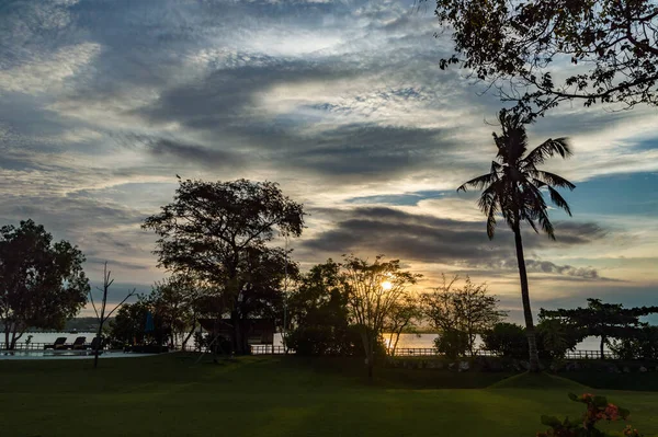 Solnedgång Benoa Bay Bali Med Lokal Plantering Förgrunden — Stockfoto