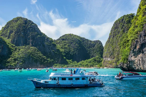 Filmdeki gibi kumsal yüzlerce turistin olduğu kadar tenha değil.