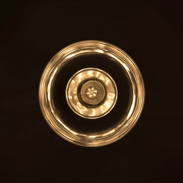 Aşağıdan kolye lambası görünümü, farklı perspektiften soyut