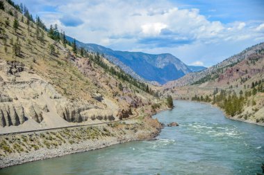 Yazın Kanada Rocky Dağı manzarası
