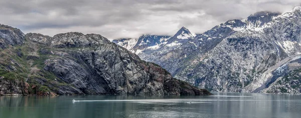 Góry Ocean Zachmurzonym Niebem Zatoce Lodowcowej Alaska — Zdjęcie stockowe