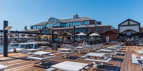 Mandurah, WA / Avustralya - 08 / 26 / 2018 Dolphin Quay Marina ve Mandurah 'taki mağazaları ve restoranları olan tahta kaldırım