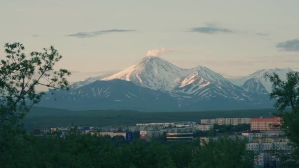 Vulcão Avachinsky Neve Pôr Sol Petropavlovsk Kamchatsky Kamchatka — Vídeo de Stock