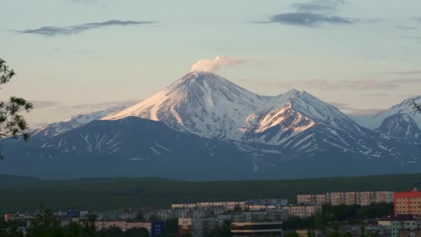 Avachinsky Vulkan Schnee Bei Sonnenuntergang Petropawlowsk Kamtschatski Kamtschatka — Stockvideo