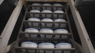 Buzdolabında dönen beyaz plastik dondurma kutuları.
