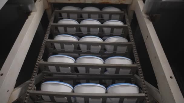 Λευκά Πλαστικά Κουτιά Παγωτού Περιστρέφονται Στο Ψυγείο — Αρχείο Βίντεο