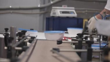 Beyaz plastik kutu çikolatalı dondurmanın taşıdığı taşıyıcı bant.