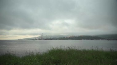 Akşamları Petropavlovsk-Kamçatsky şehri Avachinskaya Körfezi kıyısı, termik santral, Sunset