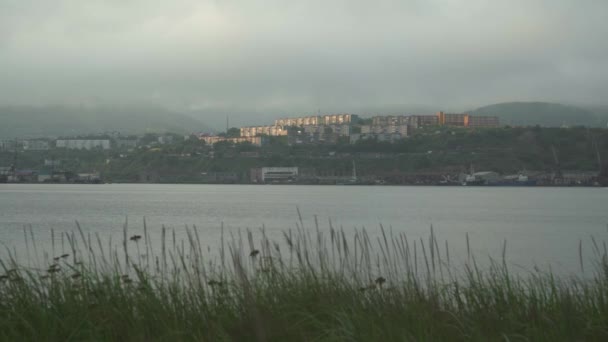 Cidade Petropavlovsk Kamchatsky Noite Verão Montanhas Árvores Floresta Porto Navios — Vídeo de Stock