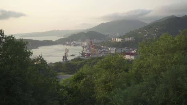 Petropavlovsk Kamchatsky Tarde Verão Porto Baía Montanhas Floresta Nuvens Navios — Vídeo de Stock