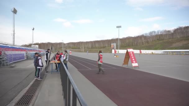 Sportstadion Zomer Juryleden Van Paarwedstrijd Staan Bij Loopband Klaar Voor — Stockvideo