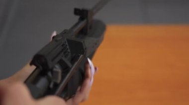 Atış için Hava Tüfeği Hazırlanıyor