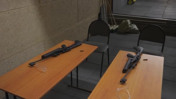 气步枪和防弹护目镜放在木制桌子上 — 图库视频影像