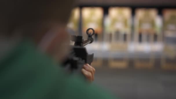 Ребенок Прицеливается Стреляет Мишени Черного Пневматического Ружья — стоковое видео