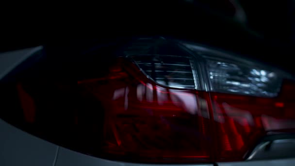Achterste Rode Lichten Een Witte Auto Aan Uit Nachts — Stockvideo