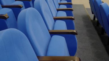 Mavi koltuklu insanların olmadığı konser salonu.