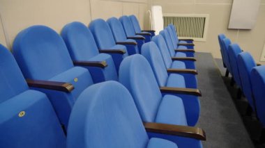 Mavi koltuklu insanların olmadığı konser salonu.