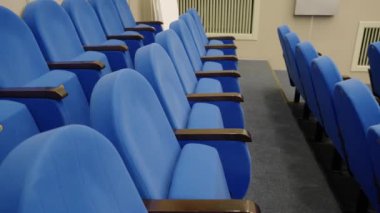 Mavi koltuklu insanların olmadığı konser salonu.