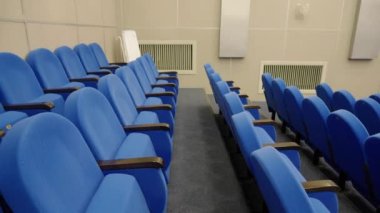 Mavi koltuklu insanların olmadığı konser salonu.
