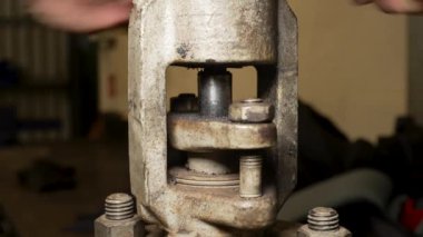 Sıvının akması gereken metal bir kapağın gövdesini kapatıyor. ortamı kapatma