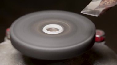 Küçük bir elektrikli çarkın metal parçasını bilemek.