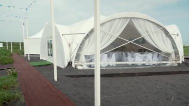 Ziyafetler için okyanusta çadır.