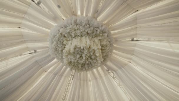 宴会テントの上に花を咲かせ — ストック動画