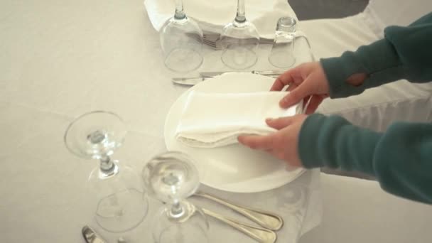 Les Femmes Servent Grandes Tables Couvertes Nappes Blanches Lors Banquet — Video