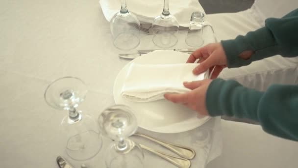 Vrouwen Serveren Grote Tafels Bedekt Met Witte Tafelkleden Bij Een — Stockvideo