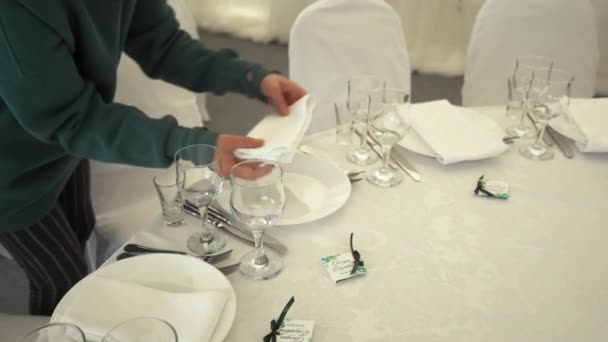 Vrouwen Serveren Grote Tafels Bedekt Met Witte Tafelkleden Bij Een — Stockvideo