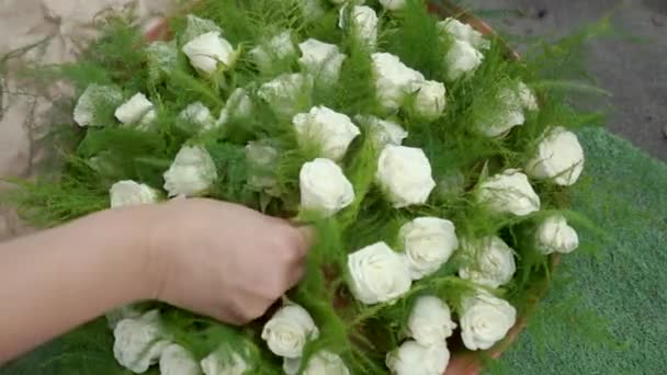 Mulher Que Estabelece Flores Brancas Para Cerimônia Casamento — Vídeo de Stock