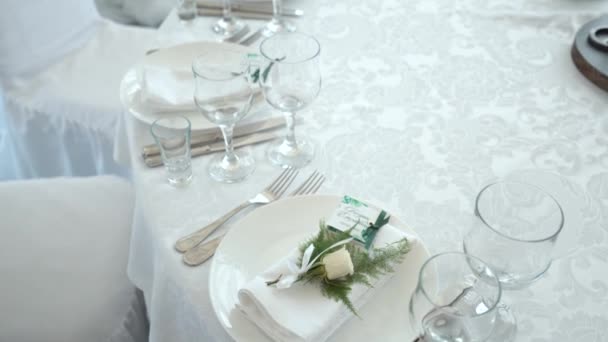 Een Vrouw Schikt Bloemen Een Grote Ronde Tafel Bedekt Met — Stockvideo