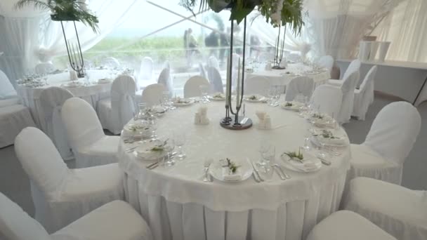 在大海的一个大帐篷里 有一张白色桌布的大的圆形服务器桌子 — 图库视频影像