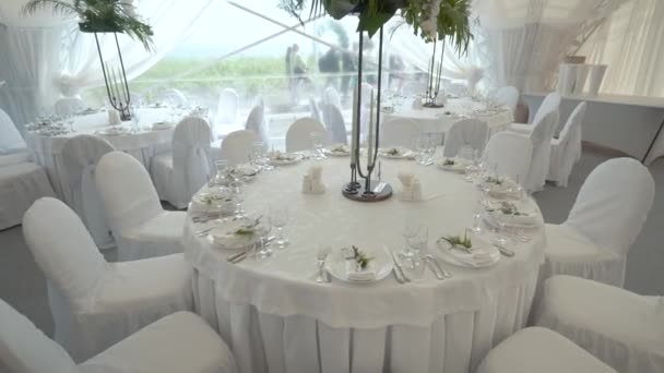 Een Grote Tent Oceaan Grote Ronde Servertafels Met Witte Tafelkleden — Stockvideo