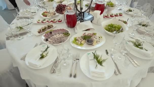 Uma Grande Tenda Para Banquetes Beira Mar Tem Uma Mesa — Vídeo de Stock