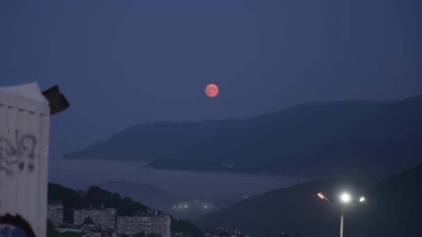 Czerwony Księżyc Nad Miastem Nocy Petropavlovsk Kamchatsky — Wideo stockowe