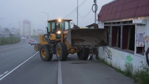 Ein Großer Gelber Frontlader Durchbricht Ein Verlassenes Haus Der Stadt — Stockvideo