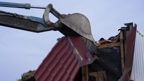 Ekskavator Biru Menggunakan Ember Istirahat Rumah Ditinggalkan Kayu — Stok Video