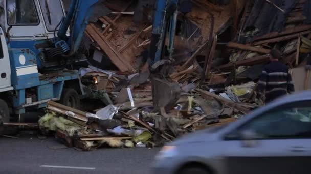 Excavadora Azul Con Cubo Rompe Una Casa Abandonada Madera Ciudad — Vídeos de Stock