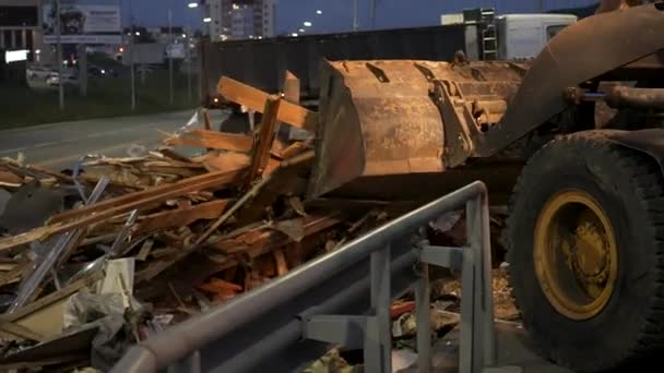 黄色のフロントローダーは 破壊された木造の家から建設土石流を熊手 — ストック動画