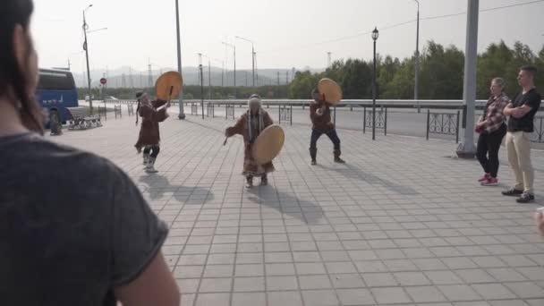 Туристы Смотрят Танцуют Коренные Жители Камчатки Бьют Бубен — стоковое видео