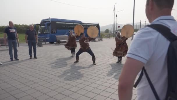 観光客はカンチャッカの踊りの先住民を見て タンバリンを打ち負かす — ストック動画