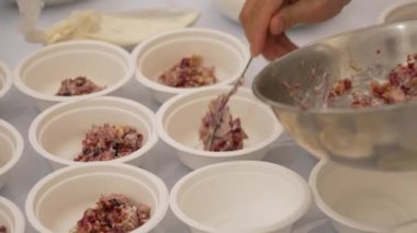 Ana sınıfın şefi yemek hazırlar, süsler ve döşemeye serer.