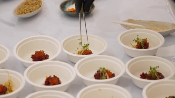 Chef Clase Magistral Prepara Comida Decora Pone Sobre Losas — Vídeo de stock