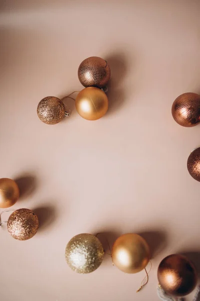 Noel dekorasyon kahverengi zemin üzerinde