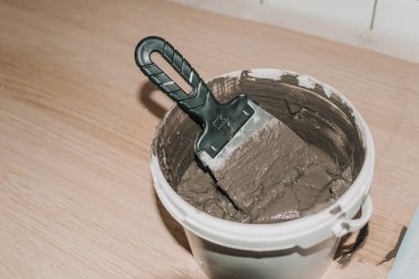 Mutfaktaki fayansları parçalıyorum. Onarım. Fayans domuzu