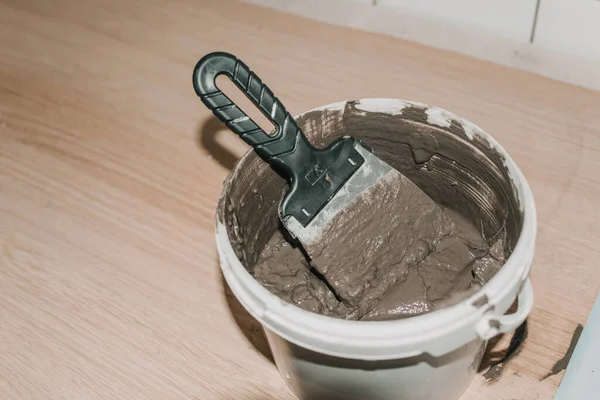 Mutfaktaki fayansları parçalıyorum. Onarım. Fayans domuzu