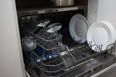 Mutfağı temizliyorum. Bulaşık makinesinde bulaşık yıkıyorum.