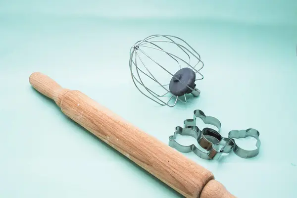 Mavi arkaplanda fırın yemeği