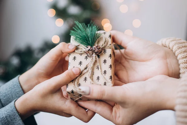 Elinde Noel hediyesi var. Yeni Yıl